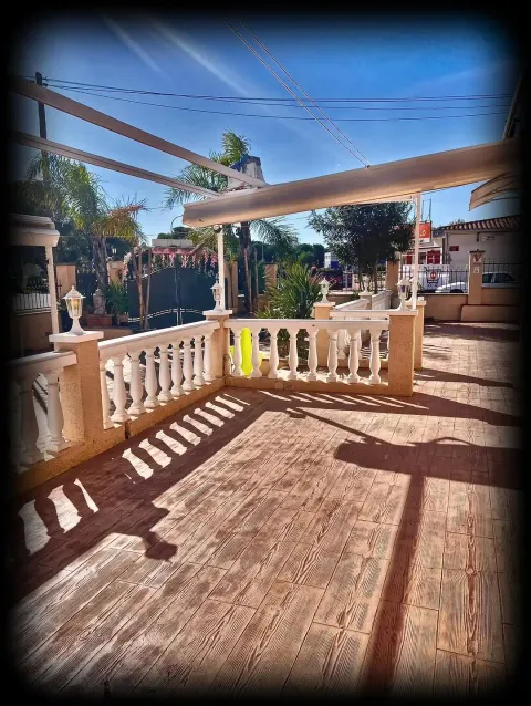 Terraza de madera del Miami Lounge al sol de la tarde
