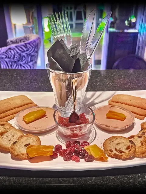 Surtido gourmet con cava en la terraza de noche