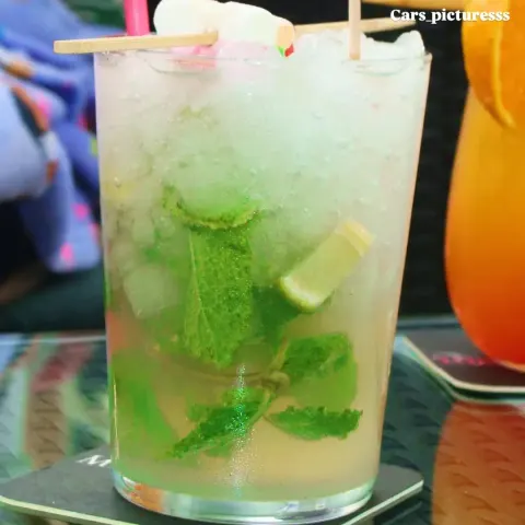Mojito clásico con menta y lima fresca en la terraza
