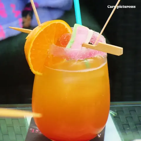 Cóctel naranja estilo tequila sunrise con rodaja de naranja