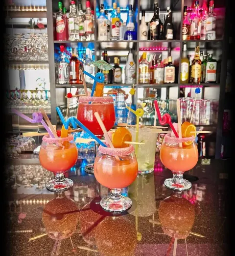 Cócteles afrutados estilo sunrise servidos en la barra