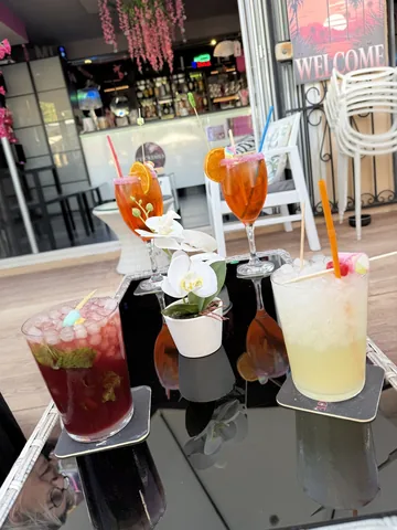 Cócteles Aperol Spritz y limonada junto a un mojito en la terraza · Foto de un cliente en Google