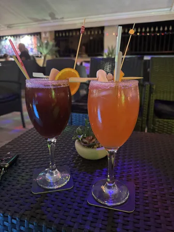 Dos cócteles de vino con rodaja de naranja en copa sobre la terraza de noche · Foto de un cliente en Google